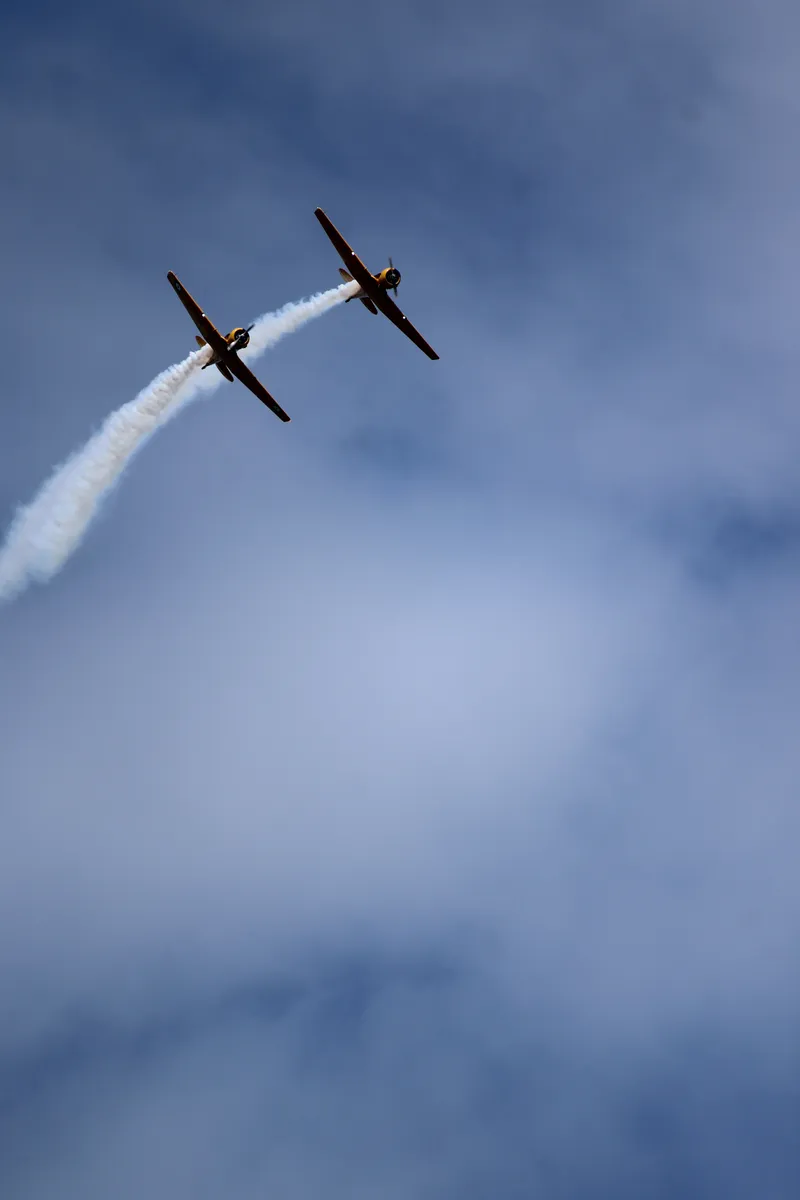 Pair, climbing